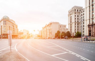 Akşam güneş ışığı ile Avenue