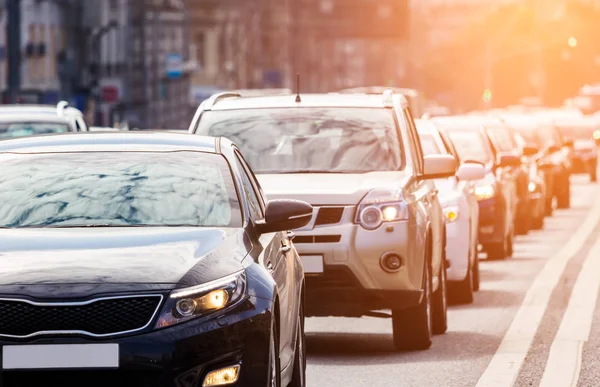 Zoom vista de la cola de coches en la carretera — Foto de Stock