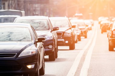 Akşam güneşi ile yolda trafik