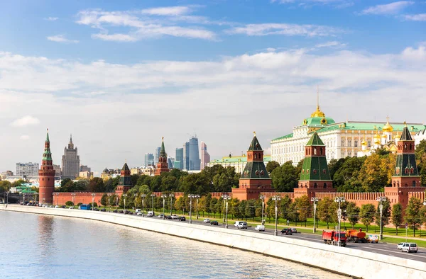 Flussblick auf den Moskauer Kreml — Stockfoto