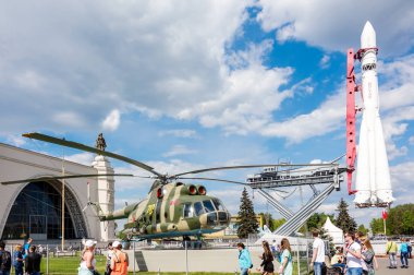 Mil Mi-8t ve Vost insanlara yakın askeri nakliye helikopter