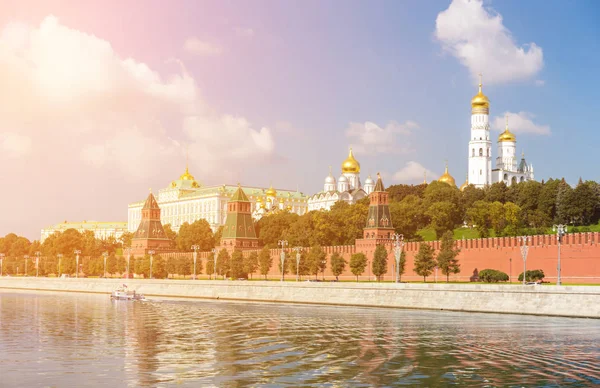 Palác a katedrála v moskevského Kremlu — Stock fotografie