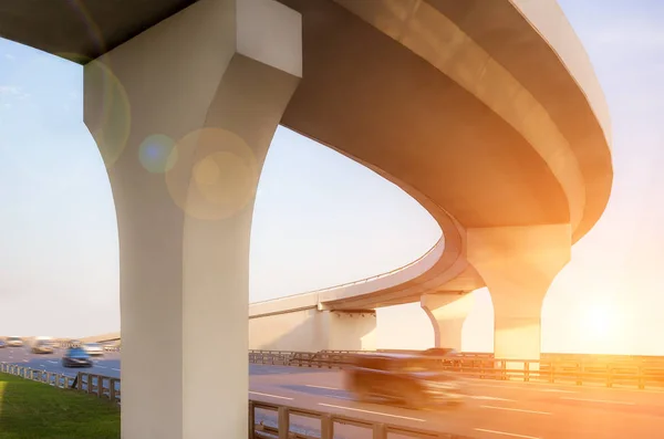 Betonnen viaduct van onderen — Stockfoto