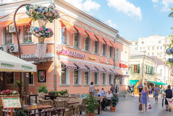 Opened terrace of cafe on Klimentovsky lane in Moscow — Stock Photo, Image