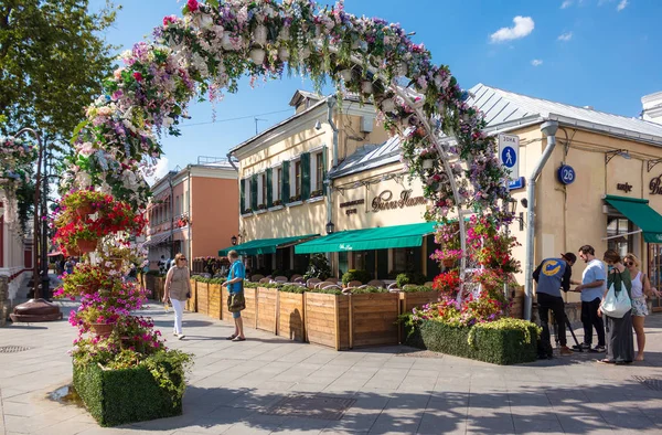 Arco di fiore su strada Klimentovsky ricostruita in Mosca — Foto Stock