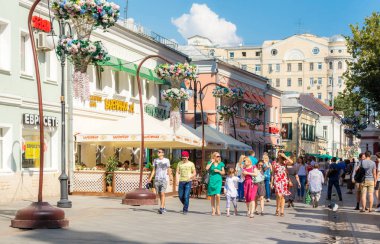 İnsanlar wallking, Moskova Klimentovsky Lane'de