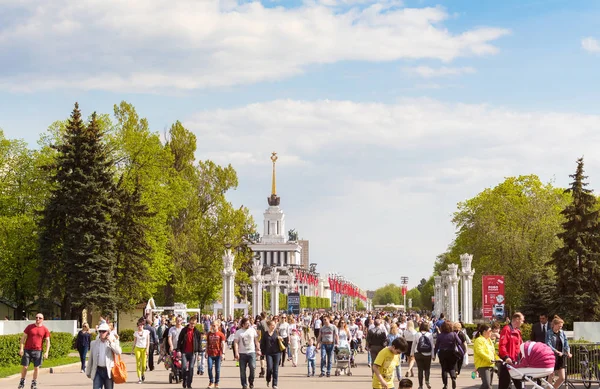 Ludzie chodzą na głównej alei parku Vdnkh złożonych w Moskwie — Zdjęcie stockowe