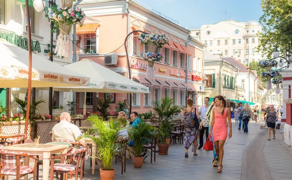 People wallking on Klimentovsky lane in Moscow — Stock Photo, Image