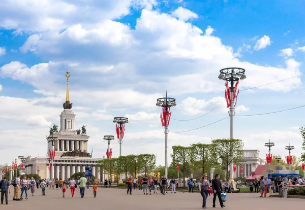 People walking on the main alley of VDNKh park complex in Moscow — Stock Photo, Image