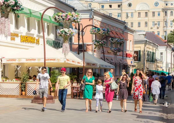 Les gens murent sur la voie Klimentovsky à Moscou — Photo