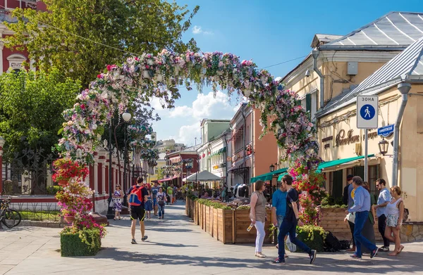 Flower arch on reconstructed Klimentovsky lane in Moscow — Stock Photo, Image