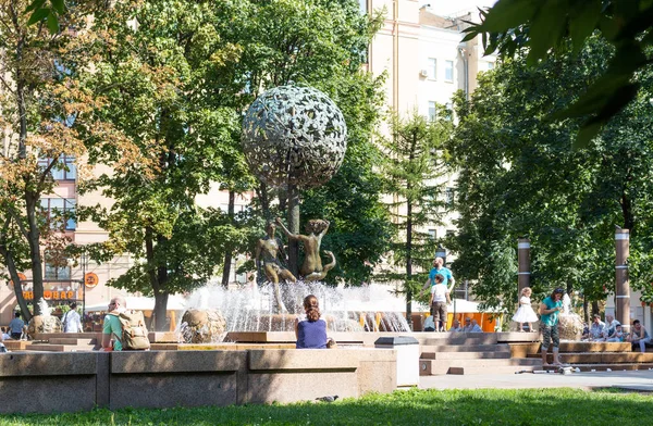 Plaza cerca de la estación de metro Novokuznetskaya con fuente "Adam an — Foto de Stock