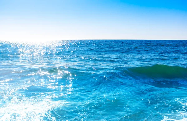 Яркая цветная поверхность океана — стоковое фото