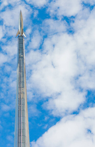 Крупный план памятника завоевателям космоса в Москве, Россия
