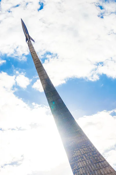 Monument voor de veroveraars van de ruimte in Moskou, Rusland — Stockfoto