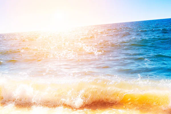 Яркая светящаяся поверхность океана — стоковое фото