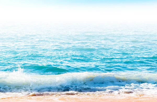 Superfície oceânica com ondas perto da praia — Fotografia de Stock