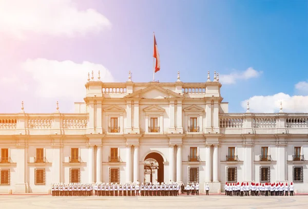 Desfile perto do Palácio de La Moneda — Fotografia de Stock