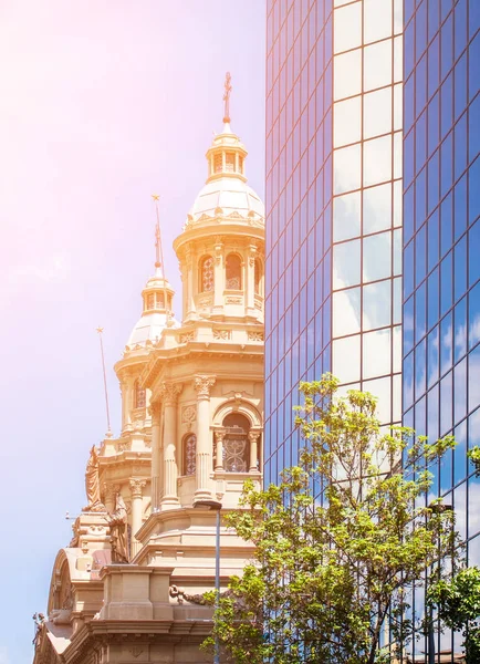 Catedral Metropolitana de Santiago vendo por trás do edifício moderno — Fotografia de Stock