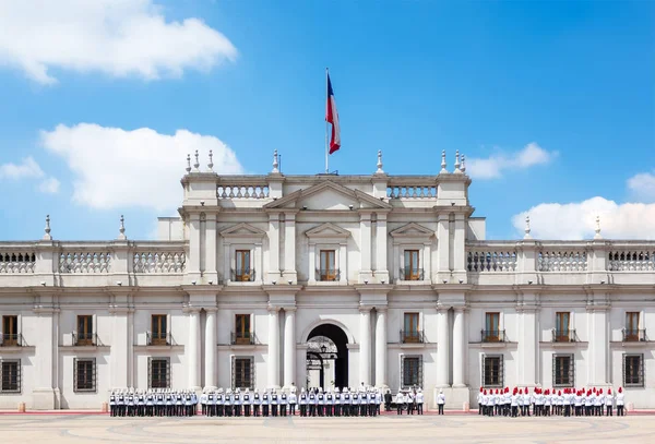 Parade La Moneda palota közelében — Stock Fotó