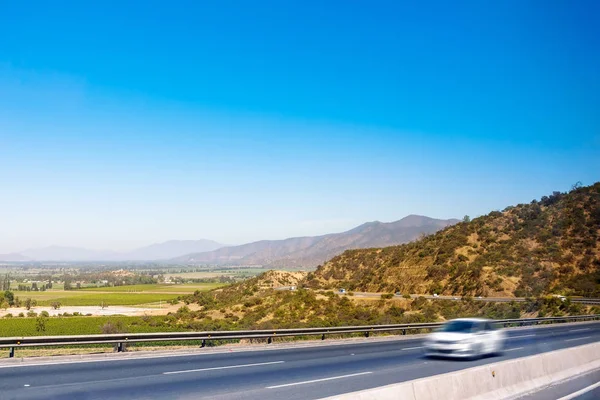 Autostrada attraverso le montagne — Foto Stock