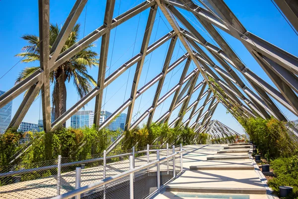 Voetgangersbrug in Barrio Nueva Vitacura in Santiago, Chili — Stockfoto