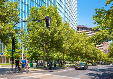 Barrio Nueva Las Condes, Santiago, c yol geçiş insanlar