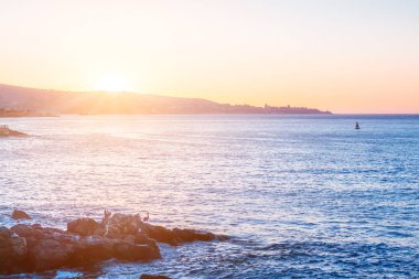 Pasifik Okyanusu üzerinde ön akşam görünümü taşlarla