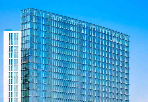 Fachada de vidrio del edificio de negocios — Foto de Stock