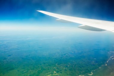 Mavi gökyüzü arka plan üzerinde uçak kanat