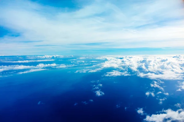 Горизонт з білі хмари — стокове фото