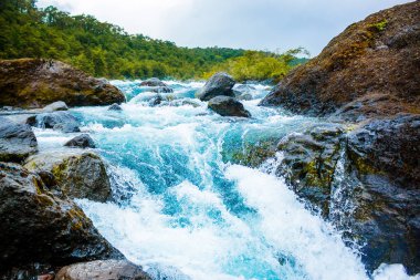 Dağ nehrin hızlı buhar