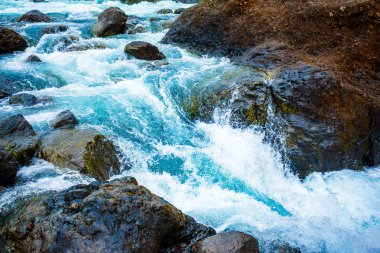 Dağ nehrin hızlı buhar