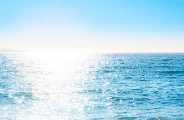 Sprankelende golfde wateroppervlak met zonlicht — Stockfoto