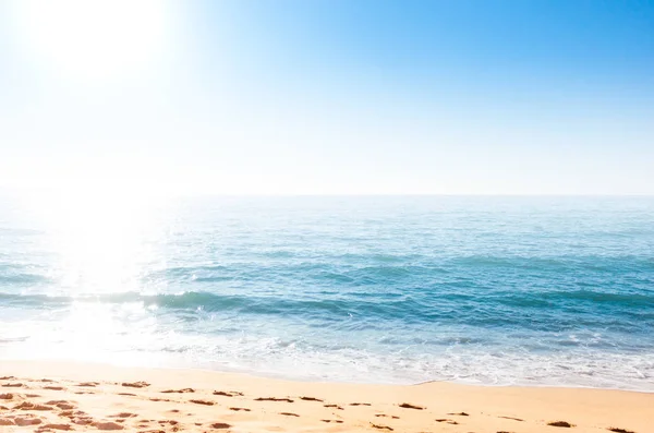 Песчаное побережье против солнца — стоковое фото