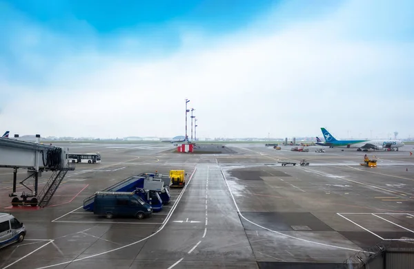 Auto's op het vliegveld van luchthaven Sheremetyevo in Mo — Stockfoto