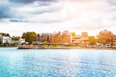 Deniz kıyısındaki evler