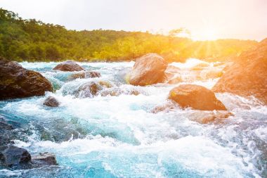 Açık mavi dağ nehir