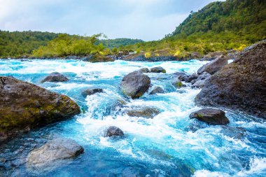 Açık mavi dağ nehir