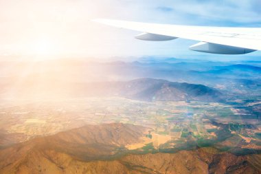 Uçak kanadı ile arka planda dağlar