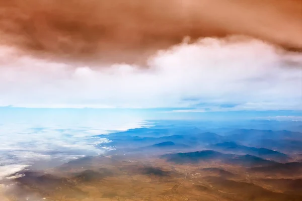 Farbenfroher Blick in den Himmel aus dem Flugzeug — Stockfoto