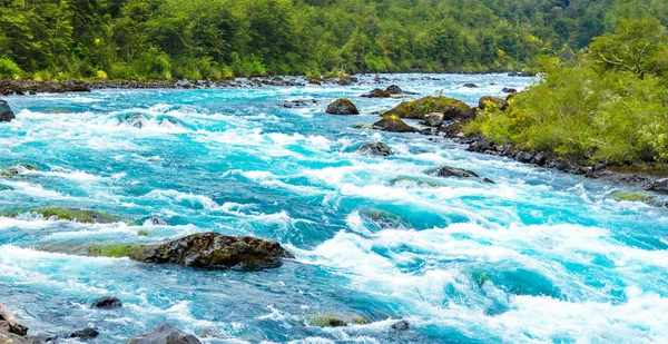 Dağ nehir kenarında Puerto Varas, Şili