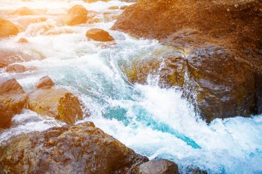 Dağ nehrin hızlı buhar