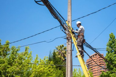Kutup şehir ağı kabloları sabitleme elektrikçi