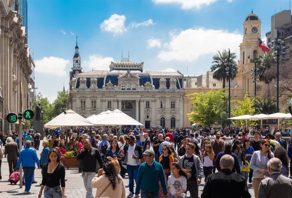 Santiago, Şili ile merkez Plaza de Armas yürürken insanlar — Stok fotoğraf