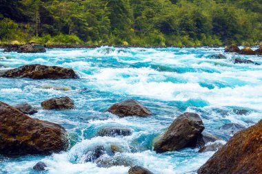 Açık mavi dağ nehir