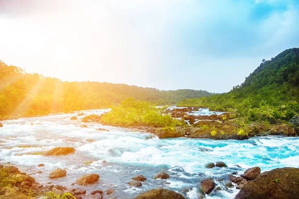 Dağ nehir kenarında Puerto Varas, Şili