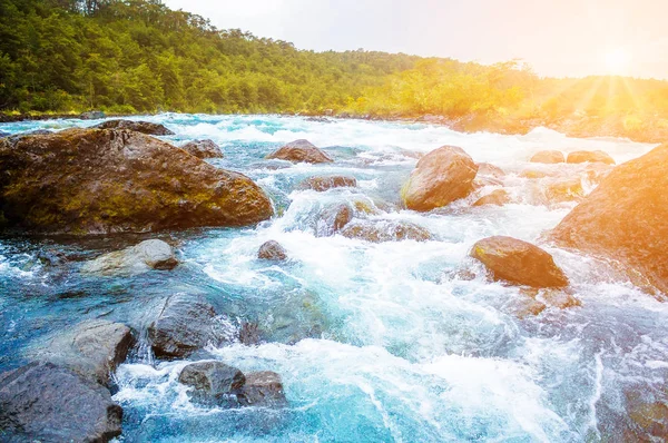 Rio de montanha azul claro Fotos De Bancos De Imagens