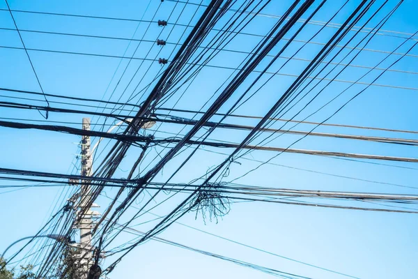 Csomó elektromos vezetékek a pole — Stock Fotó