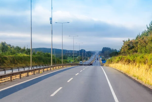 InterCity highway med träd på sidorna — Stockfoto